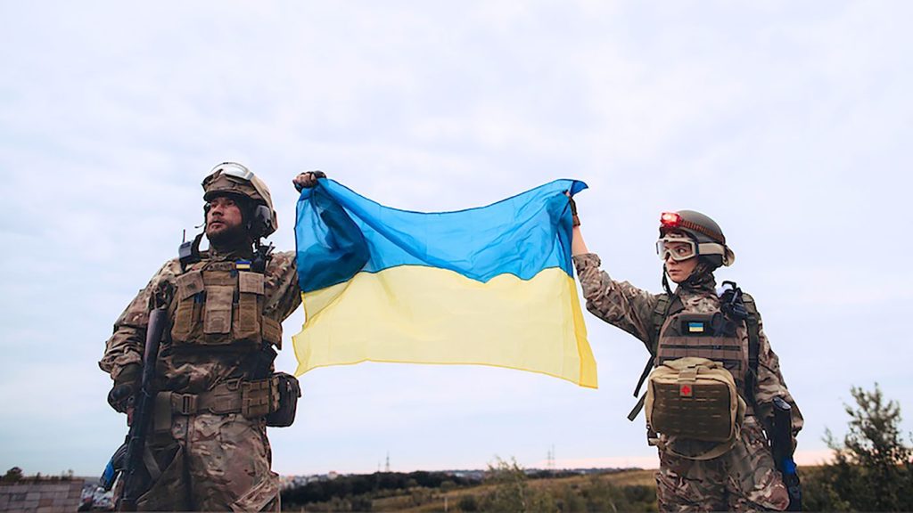 Ukrainan-lippu-sotilailla-1400x788-1 Ukrainan-lippu-sotilailla-1400x788-1